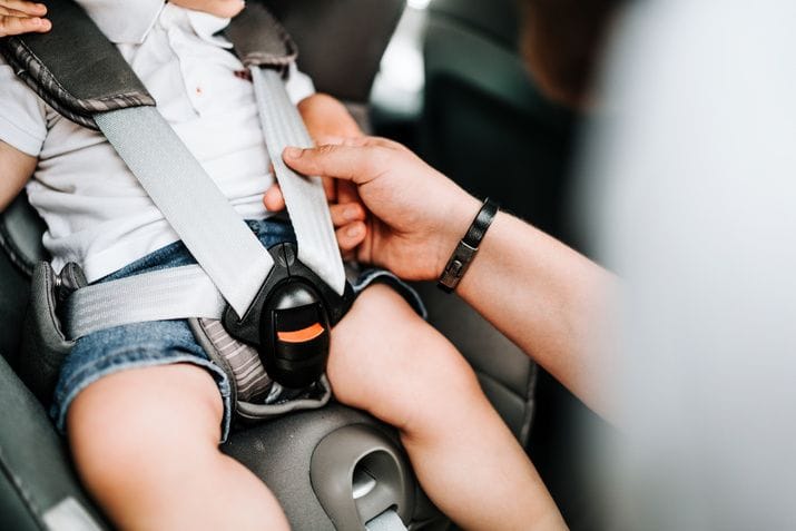 Bambini-in-auto-seggiolino-davanti-e-airbag,-cosa-dice-la-legge