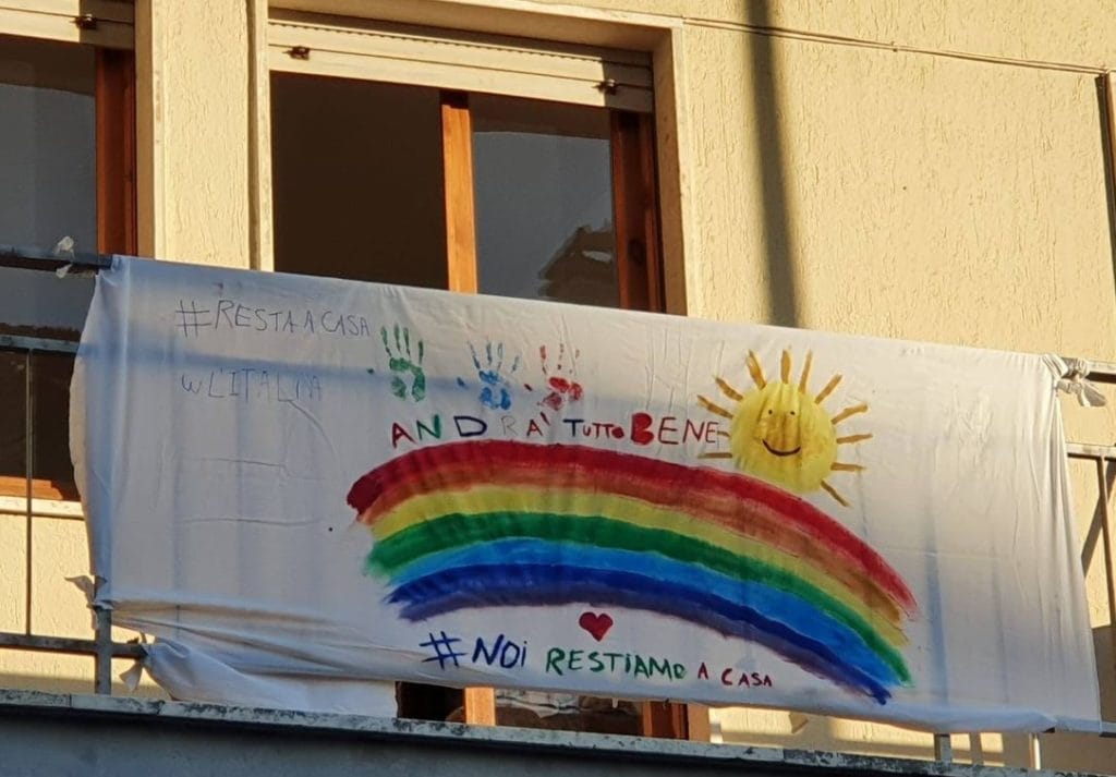 andrà tutto bene disegno arcobaleno ai balconi