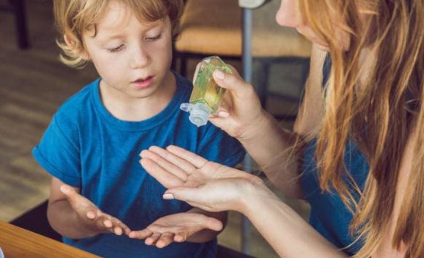 gel disinfettante mani per bambini e salviette igienizzanti