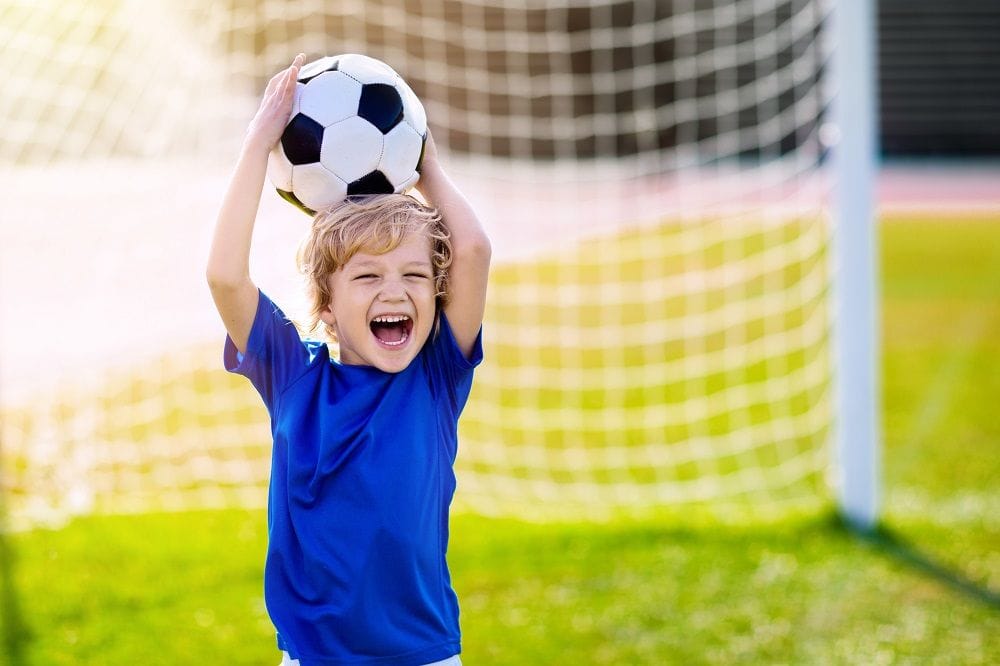 Bambino con Porta da Calcio