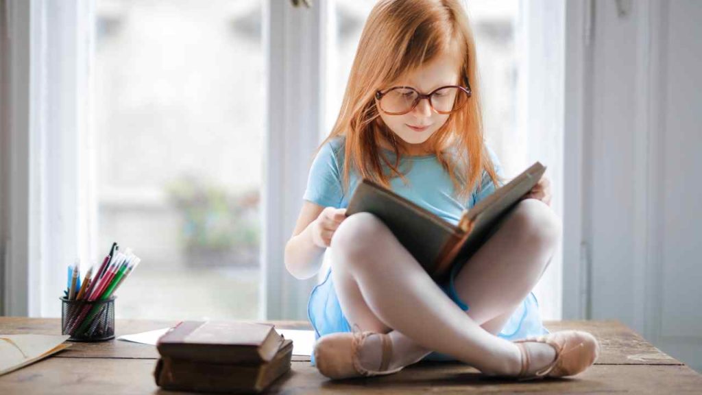 Bambina che legge storie e riassunti per bambini