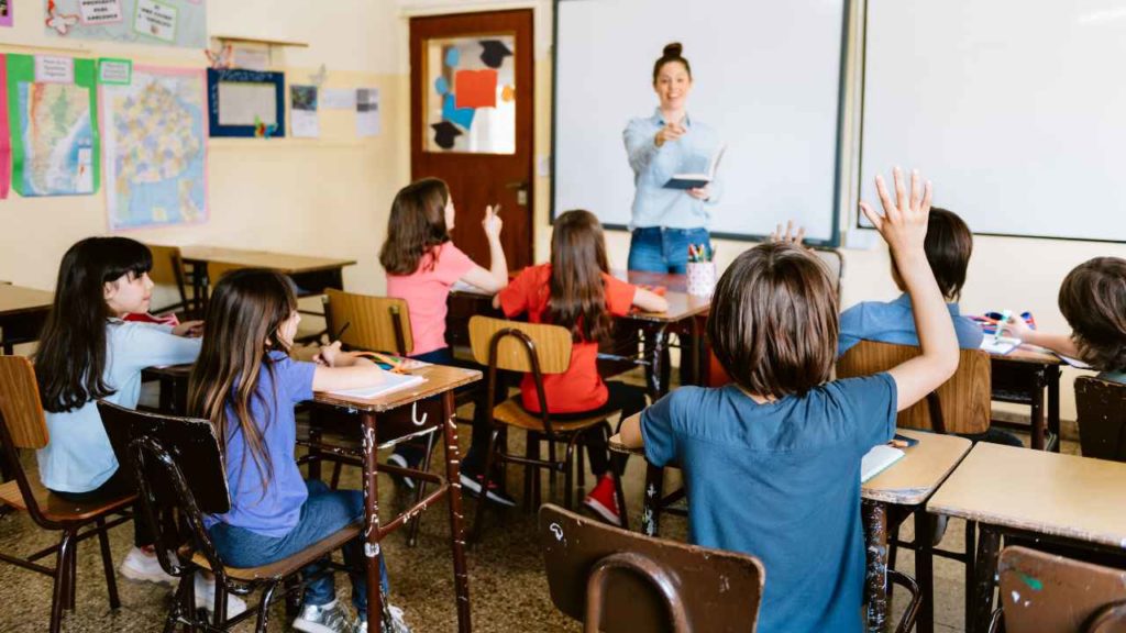 Bambini in classe fare attenzione